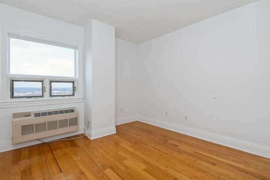 Building Photo - 809-815 22nd St Unit# 606