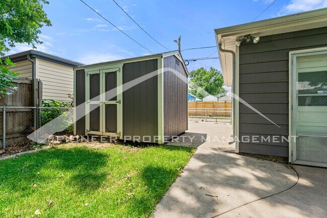 Building Photo - Charming Home with Central AC and Washer/Dryer