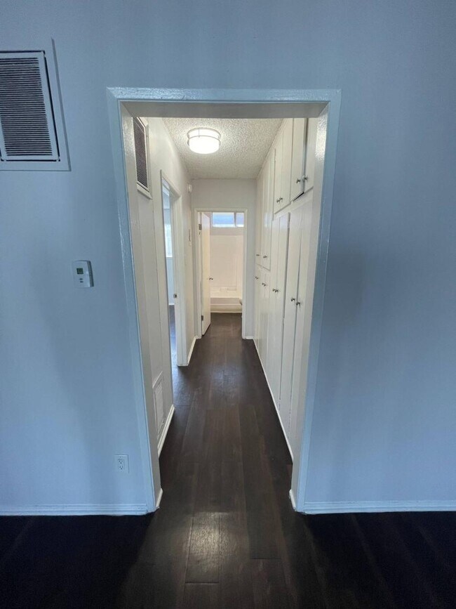 Building Photo - 1.0 bedroom in Canoga Park California 91304
