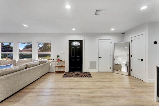 Building Photo - 707 W Boulevard Chatelaine