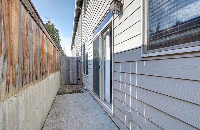 Building Photo - 3 BR, 2.5 BA Creekwood Townhome - $500 OFF 1st Mo. Rent!