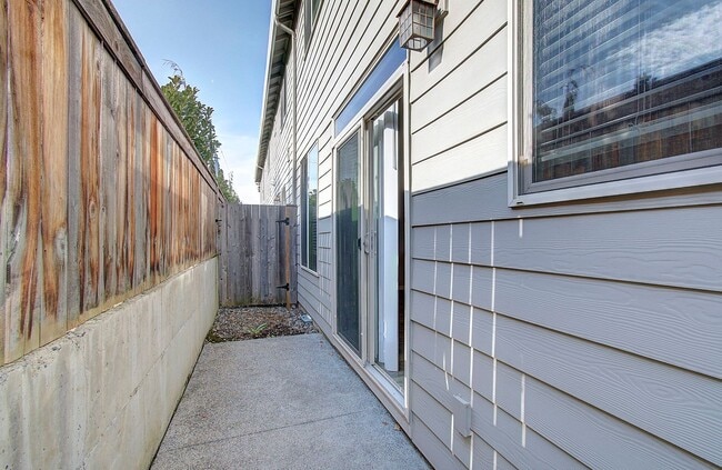 Building Photo - BEAUTIFUL CREEKWOOD TOWNHOME! 3 BR, 2.5 BA