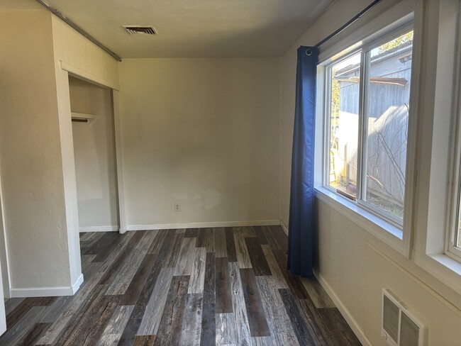 Building Photo - 3026 NE Douglas Ave