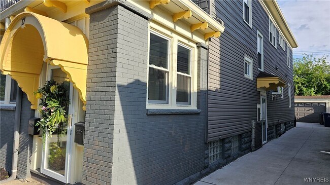 Building Photo - 17 Tacoma Ave
