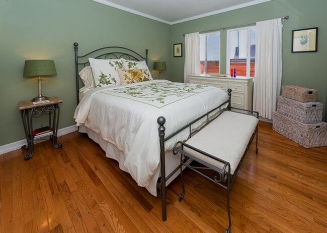 Building Photo - PRIVATE HOUSE.. POOL.  3 Bedroom + 2 Bath. In UNIT WASHER / DRYER