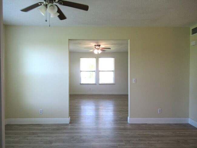 Building Photo - 5310 Palm Dr