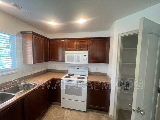 Building Photo - 574 Northlake Dr