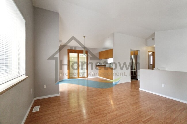 Building Photo - 4 Bedroom 2 Bathroom Home with Attached 2 ...