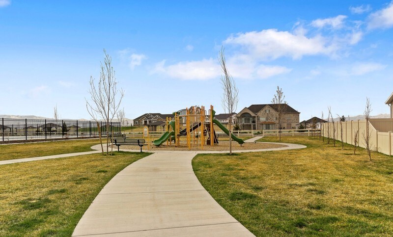 Building Photo - 1675 W Parkview Dr