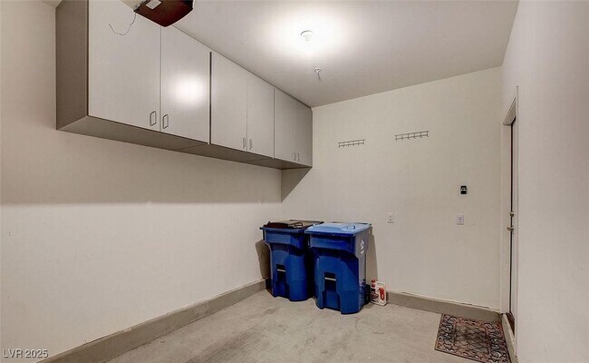 Building Photo - 6868 Sky Pointe Dr