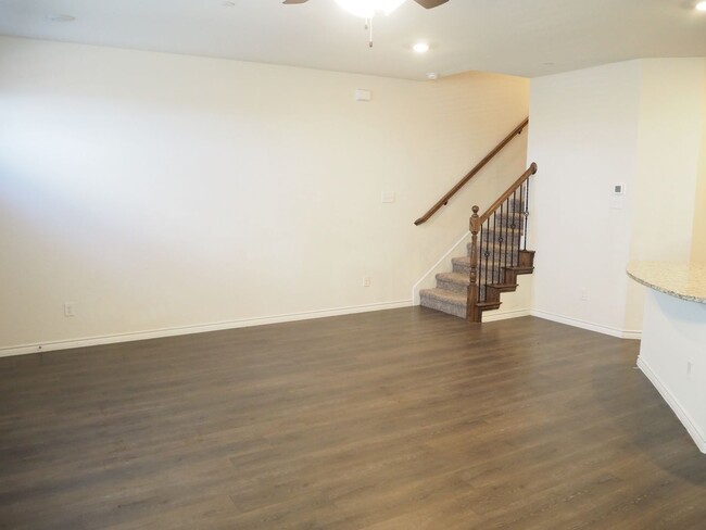 Building Photo - 3 Bed 3.5 Bath Townhouse in Lewisville