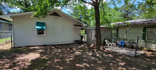Building Photo - Gorgeous fully remodeled 3 bedroom/1&1/2 bath Cottage.