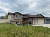 Building Photo - ~APPLICATIONS PENDING~ 4 Bedroom, 3 Bathro...