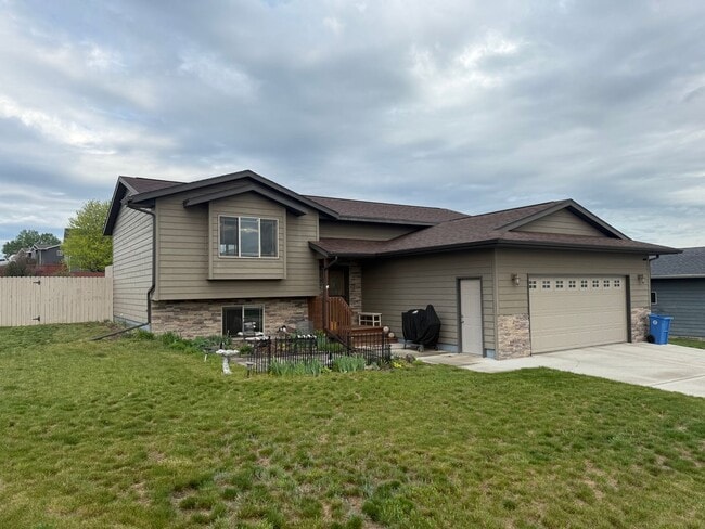 Primary Photo - 4 Bedroom, 3 Bathroom Home for Rent