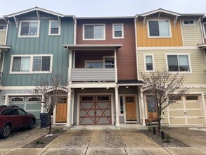 Building Photo - **SPECIAL** FIRST MONTH FREE W/ ONE YEAR LEASE/ 3 LEVEL CONDO W/ UPGRADES, GARAGE/ FENCED YARD