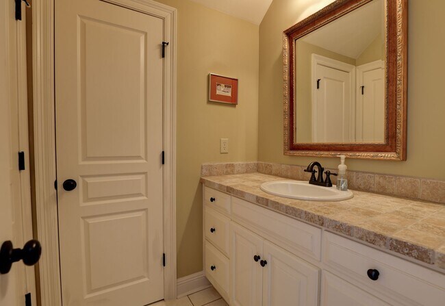 Building Photo - FULLY FURNISHED-  AVAILABLE NOW! 3 Bedroom / 3 Bath Fully- Furnished Brick home