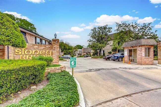 Building Photo - 1800 Stoney Brook Dr