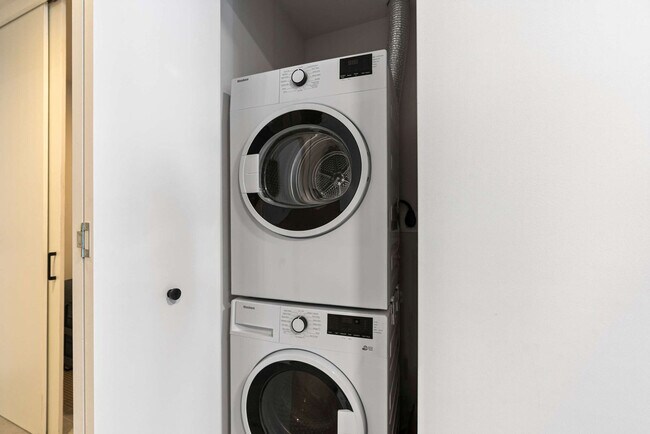 Building Photo - 121 NE 5th St