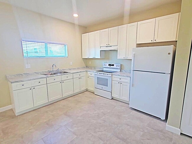 Building Photo - 4955 Serafica Dr