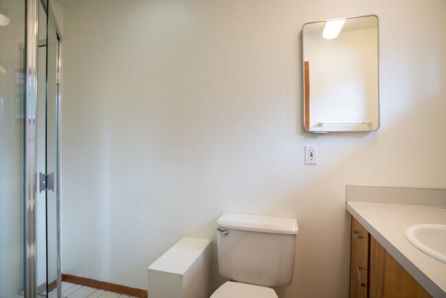 Building Photo - $500 move-in incentive! Awesome 3-bdrm/2-b...