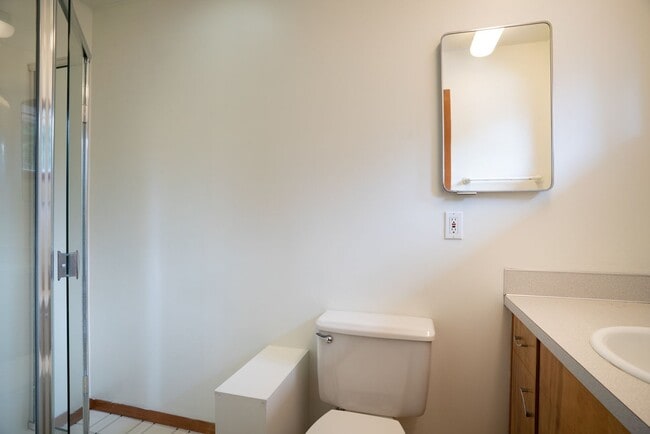 Building Photo - $500 move-in incentive! Awesome 3-bdrm/2-bath duplex in heart of Hillsboro—Laundry hook ups, atta...