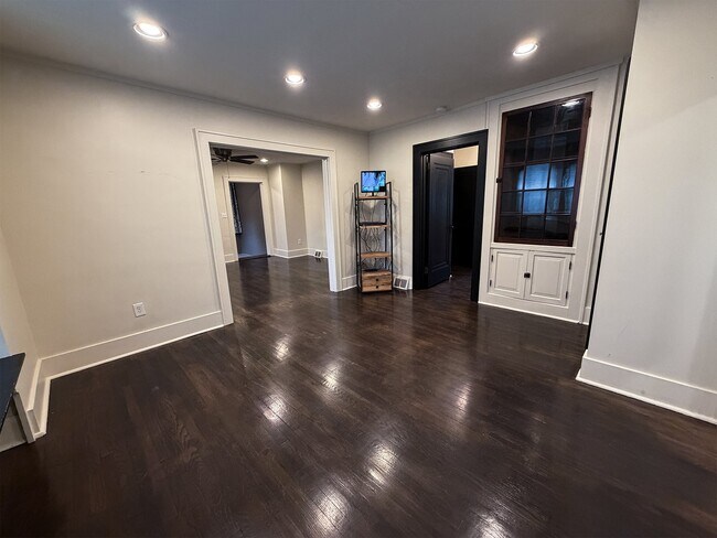 Building Photo - 3855 Mt Royal Blvd