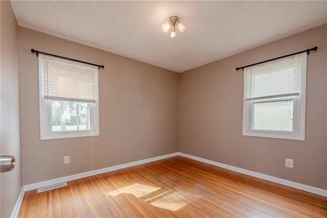 Building Photo - 133 River Meadow Dr