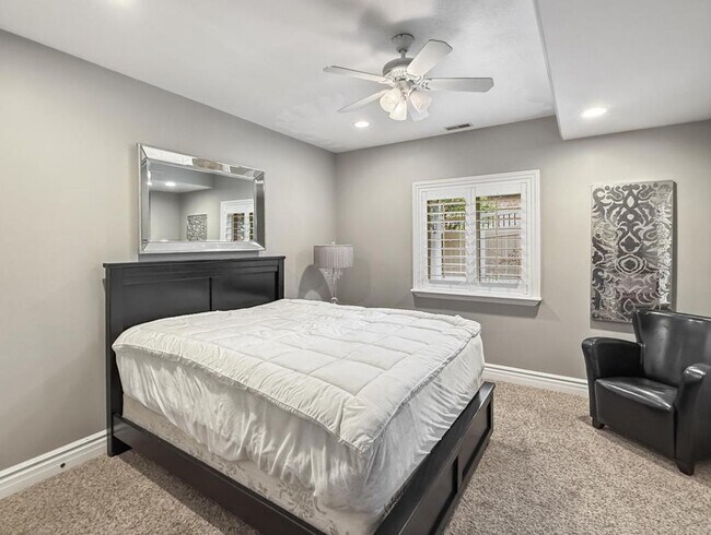 Building Photo - 1615 E Lakeview Way