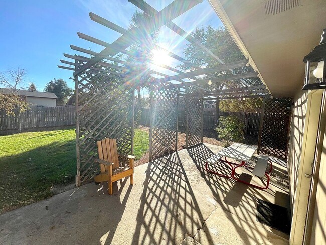 Building Photo - Beautiful updated 3 bedroom 2 bath home in Greeley!