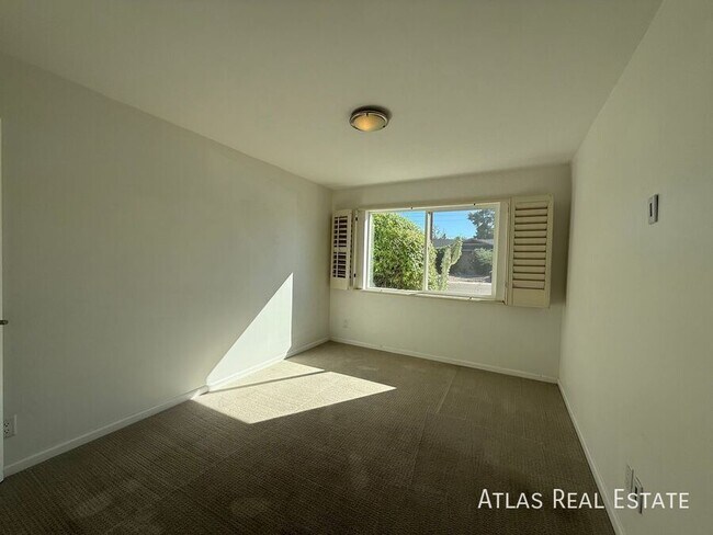 Building Photo - 6820 E Pinchot Ave