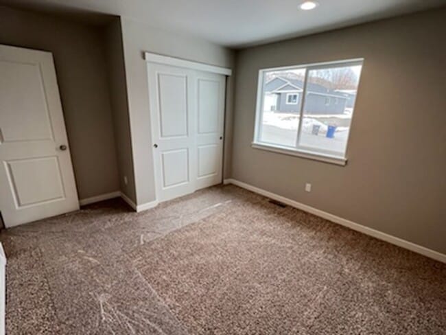 Building Photo - 3 bed/2 bath rambler style home! Attached garage, fenced back yard & A/C!