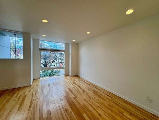 Building Photo - Beautiful West Seattle Townhome