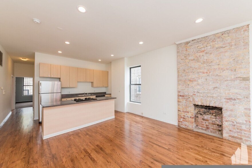 Primary Photo - 2835 W Medill Ave