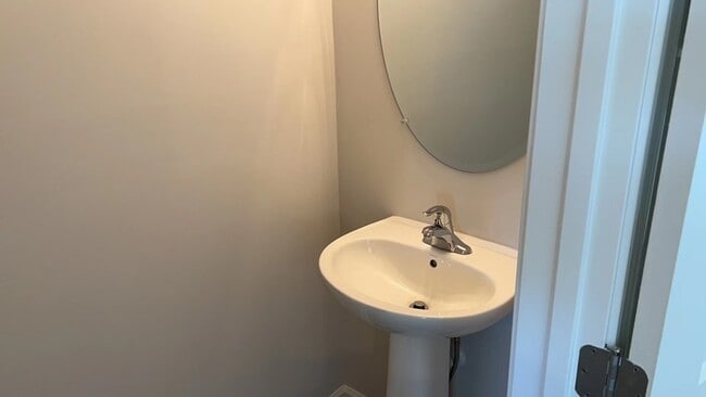 Building Photo - Charming single family house!3bedrooms, 3b...