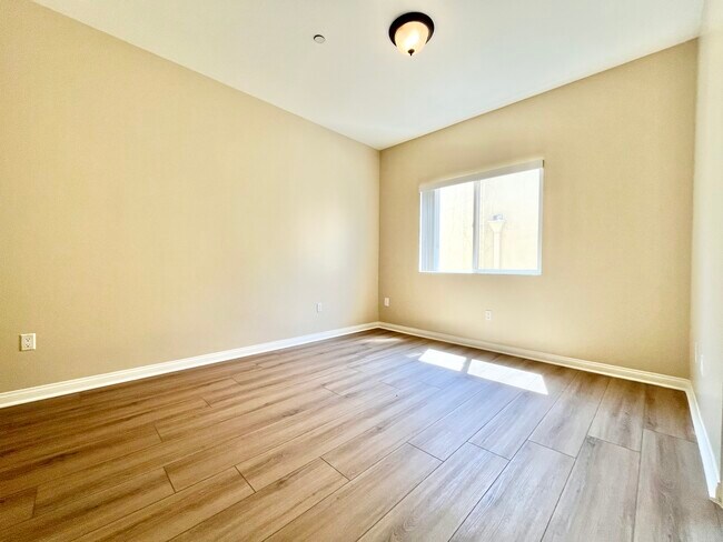 Building Photo - 22651 Del Valle St