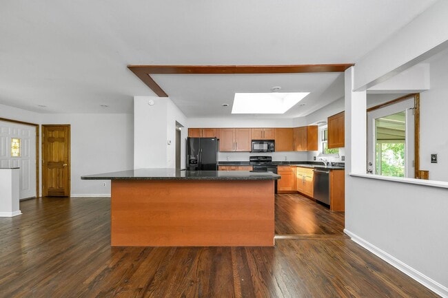 Building Photo - Anderson - Updated and spacious 3 bed 2.5 ...