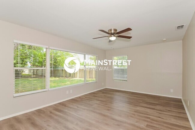 Building Photo - 3 Bedroom Pet-Friendly Home in BRADENTON, FL with Main Street Renewal