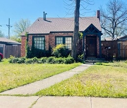 Building Photo - Spacious 2 Bedroom home