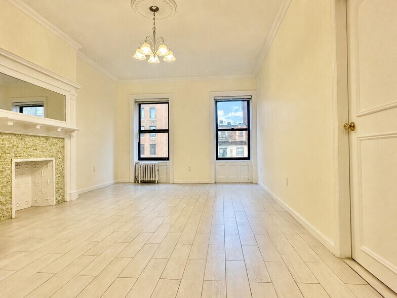 Building Photo - 320 W 106th St