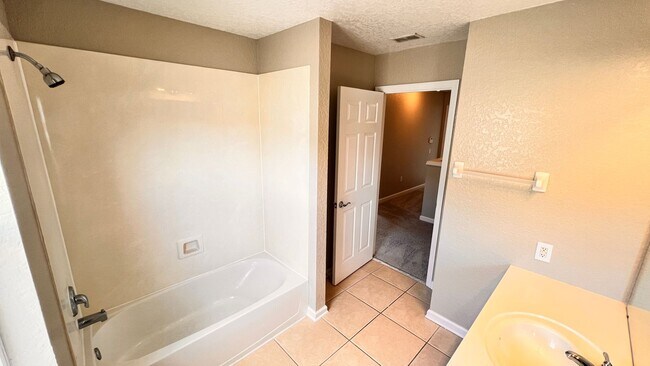 Building Photo - Spacious 4-Bedroom Home in HOA Community with Fantastic Amenities!