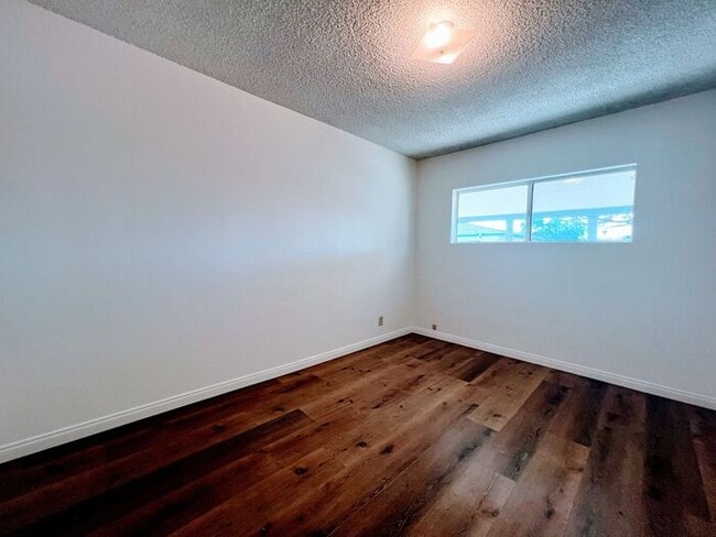 Building Photo - 4 Bedroom Home 2 Car Garage with Fenced Yard and Extra Parking