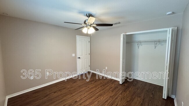 Building Photo - 10 Bellis Ct