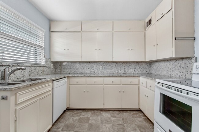 Building Photo - 6556 St Moritz Ave