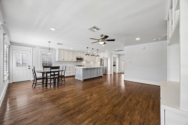 Building Photo - 1062 W 41st St