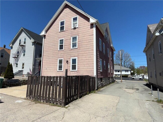 Building Photo - 550 Winter St