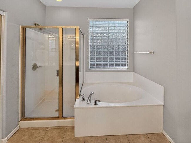 Building Photo - Charming 4 Bedrooms/ 3.5 Bath Home in Desirable Fox Crossing!!