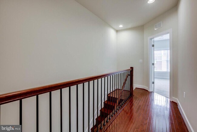 Building Photo - 723 Diamond Ave