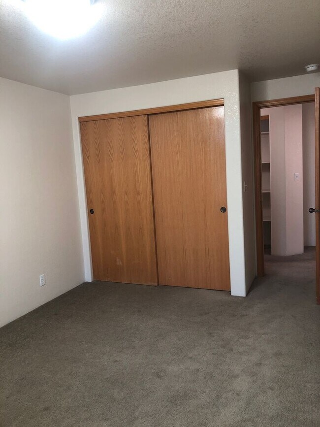 Building Photo - This beautifully maintained 3 bedroom, 2 b...