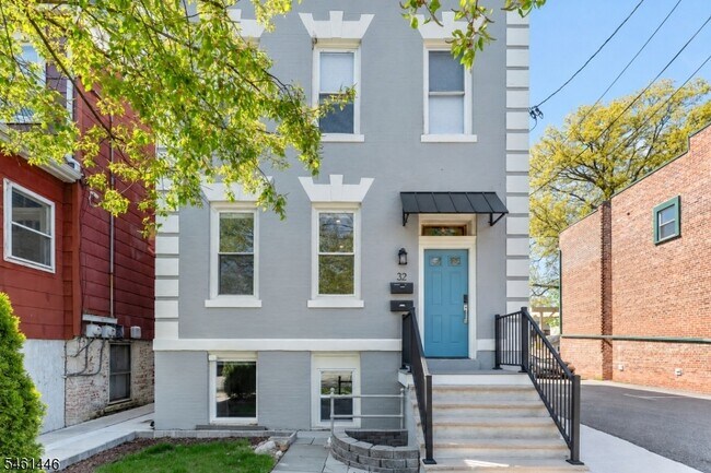 Building Photo - 32 Willowdale Ave