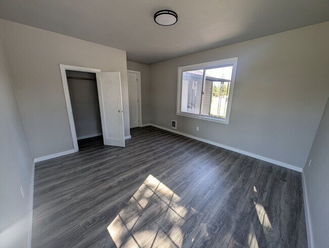 Building Photo - Remodeled 2 Bedroom Home – Water & Sewer Included